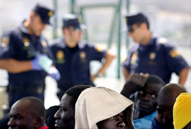 Afrikanische Flüchtlinge und spanische Polizei. Los Cristianos, 