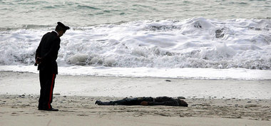 An der italienischen Küste: Dieser Flüchtling starb, nachdem das...
