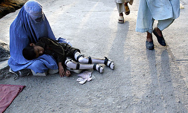 Afghanische Frau mit ihrem kriegsversehrten Kind, Kabul, 17. Sep...