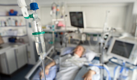 Eine Patientin auf einer Intensivstation der Uniklinik Münster (...