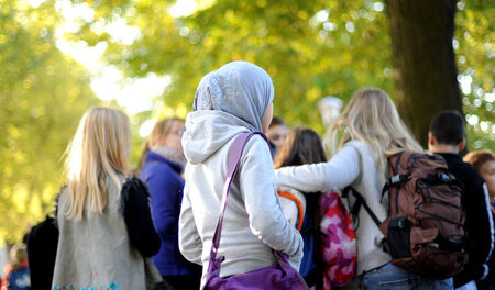 Schülerinnen soll das Tragen des muslimischen Kopftuchs nach dem... Schülerinnen soll das Tragen des muslimischen Kopftuchs nach dem...