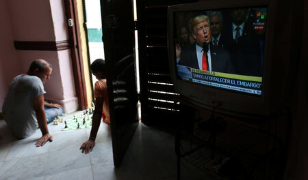 Donald Trump auf einem Fernsehbildschirm in Havanna. »Wir werden... Donald Trump auf einem Fernsehbildschirm in Havanna. »Wir werden...