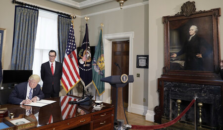 US-Finanzminister Steven Mnuchin am 21. April hinter seinem Chef... US-Finanzminister Steven Mnuchin am 21. April hinter seinem Chef...