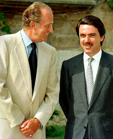 Juan Carlos (li.) und Aznar im Plausch. Palma de Mallorca, 1997