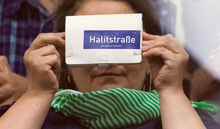 Diese Prozessbeobachterin bekräftigte am Dienstag die Forderung ... Diese Prozessbeobachterin bekräftigte am Dienstag die Forderung ...