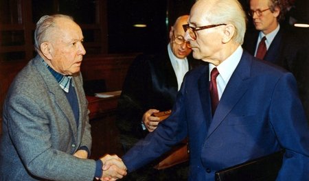 Der frühere DDR-Staatsratsvorsitzende Erich Honecker (rechts) un...