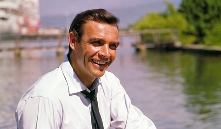Sitzend am Strand von Jamaika: ­»James Bond 007 – jagt Dr. No«