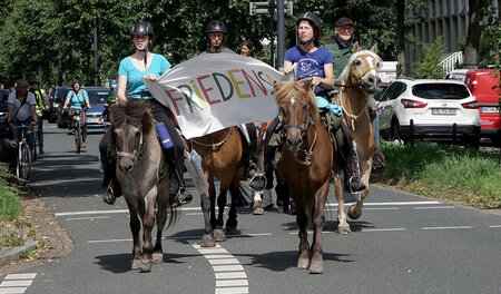 Friedensreiterinnen und -reiter am Donnerstag in Bremen