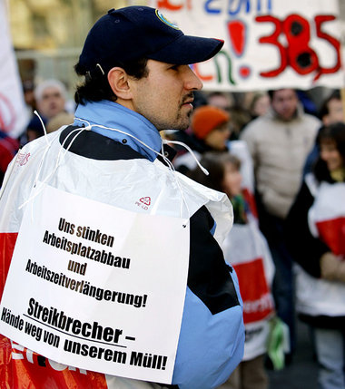 Wie beim Arbeitskampf 2006 – hier ein streikender Müllwerker in ...