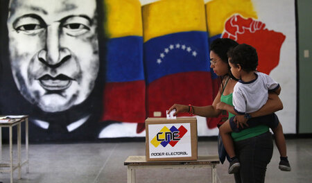 Wahl vor einem Wandbild von Hugo Chávez: Caracas am Sonntag