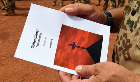 Camp Castor in Gao/Mali am Sonntag: Ein Bundeswehr-Soldat hält b...