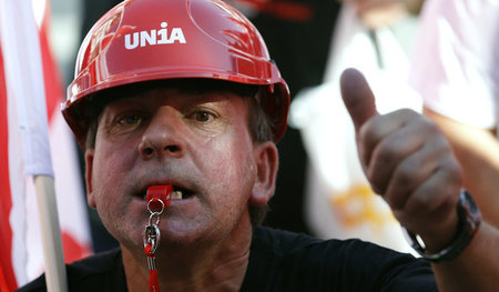 Bei fast jedem Protest zu sehen: Beschäftigte, die in der Gewerk...