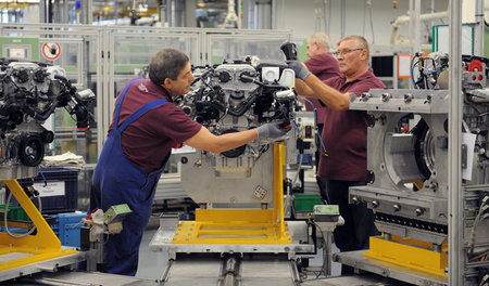 Zwei Mitarbeiter bei Daimler montieren im Mercedes-Benz-Werk Unt...