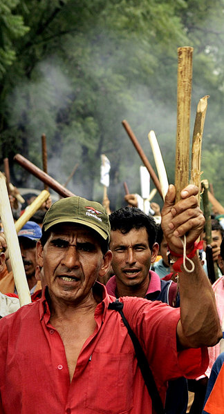 Antideutsch: Landarbeiter in Paraguay fordern Landreform
