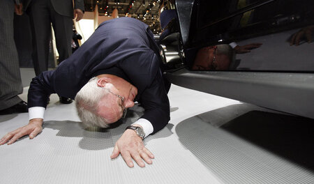 Kontrollsimulation: Der frühere VW-Chef Martin Winterkorn guckt ...