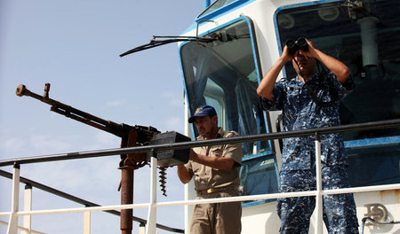 Ein Schiff der libyschen Küstenwache im Einsatz vor der Hafensta...