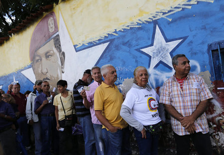 Wähler warten am Sonntag in Caracas auf ihre Stimmabgabe für die...