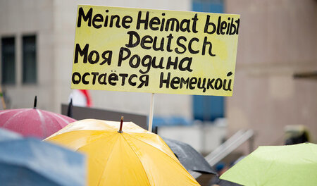 Zweisprachiges Schild auf einer Kundgebung der »Bürgerinitiative...