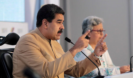 Venezuelas Präsident Nicolás Maduro am Montag mit CNE-Chefin Tib...