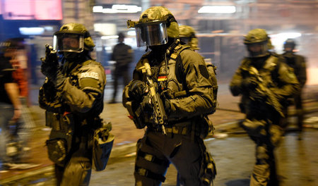 Zum Schusswaffeneinsatz ermächtigt: Schwerbewaffnete Spezialkräf...