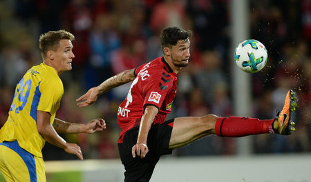 Heute trifft der SC Freiburg mit Stürmer Tim Kleindienst (r) in ...