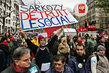 Protestzug durch Paris am Dienstag: »Sarkozy zerstört das Sozial...