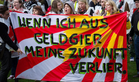 Immer wieder protestieren Klinikbeschäftigte gegen die Arbeitsbe...