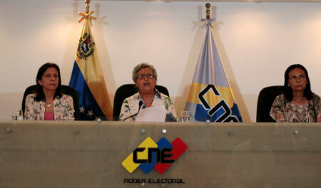 Empört über Anklagen: CNE-Präsidentin Tibisay Lucena (mitte) mit... Empört über Anklagen: CNE-Präsidentin Tibisay Lucena (mitte) mit...