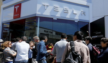 Warten bei Tesla: Kunden wollen im Frühjahr 2016 in La Jolla Bes... Warten bei Tesla: Kunden wollen im Frühjahr 2016 in La Jolla Bes...