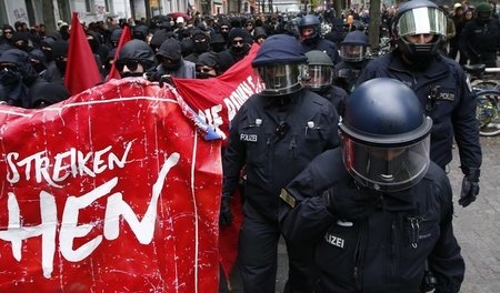Polizei gegen Demonstranten, Demonstranten gegen Polizei: 1. Mai...