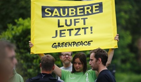 Die Steuerungssoftware von Dieselmotoren auszutauschen wird für ...