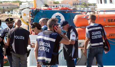 Bespitzelt, gekapert und nach Lampedusa gebracht: Versuchen ital... Bespitzelt, gekapert und nach Lampedusa gebracht: Versuchen ital...