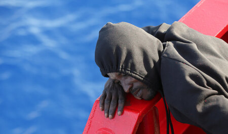 Ein Geflüchteter, der auf dem Mittelmeer vor dem Ertrinken geret... Ein Geflüchteter, der auf dem Mittelmeer vor dem Ertrinken geret...