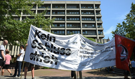 Demonstranten forderten vor der Sommerpause im NSU-Prozess, dass...