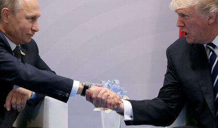 Handschlag ohne Folgen: Russlands Präsident Wladimir Putin und s... Handschlag ohne Folgen: Russlands Präsident Wladimir Putin und s...