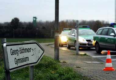 Polizeisperre an der Zufahrt zum Georg-Büchner-Gymnasium am Dien... Polizeisperre an der Zufahrt zum Georg-Büchner-Gymnasium am Dien...