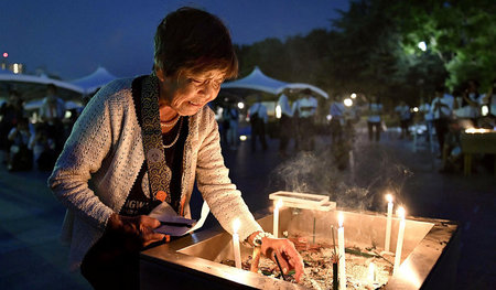 Eine Frau gedenkt der Opfer des Angriffs auf Hiroshima (Hiroshim...