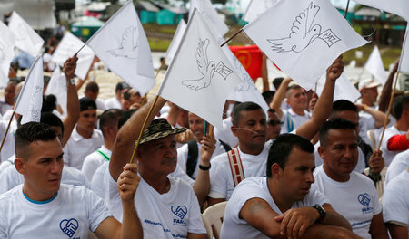 Guerilleros auf Friedensdemo: FARC-Mitglieder feiern am 27. Juni...