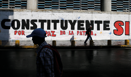 Mit der Constituyente für den Frieden: Wandbild in Caracas