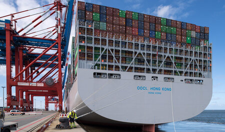 Kein Lagerhochhaus, sondern das derzeit größte Containerschiff »...