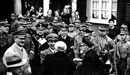 Hitler, Goebbels und andere faschistische Führer zu Besuch bei E...