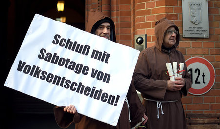Aktivisten der Initiativen »Mehr Demokratie und Volksentscheid-R...