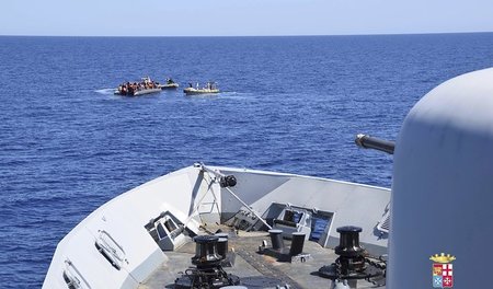 Im Fadenkreuz der Marine: Ein italienisches Kriegsschiff steuert...