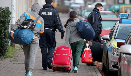 Abgelehnte Asylbewerber haben die Wahl: Eskortierte Abschiebung,...