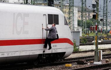 Der Tarifzug rollt in Richtung zweistellige Lohnerhöhung. Sogar ... Der Tarifzug rollt in Richtung zweistellige Lohnerhöhung. Sogar ...