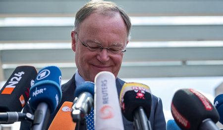 Niedersachsens Ministerpräsident Stephan Weil (SPD) stand am Son...