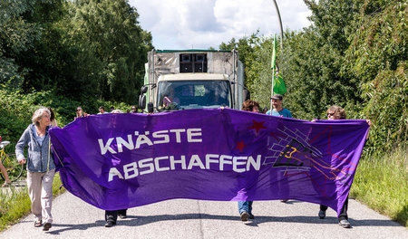 Rund 100 Demonstranten bahnten sich am Sonntag ihren Weg durch e... Rund 100 Demonstranten bahnten sich am Sonntag ihren Weg durch e...