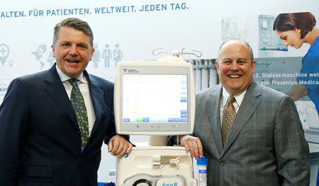 Fresenius SE-Chef Stephan Sturm (l.) und FMC-Topmanager Rice Pow... Fresenius SE-Chef Stephan Sturm (l.) und FMC-Topmanager Rice Pow...