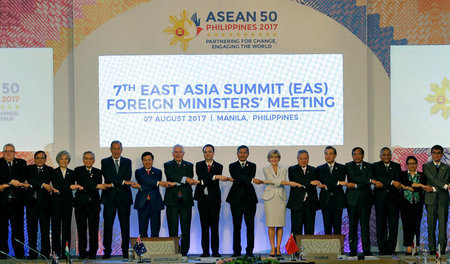 Gruppenfoto mal anders: Die ASEAN-Außenminister geben sich bei d...