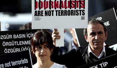 Journalisten demonstrieren in Istanbul für die Freilassung ihrer... Journalisten demonstrieren in Istanbul für die Freilassung ihrer...